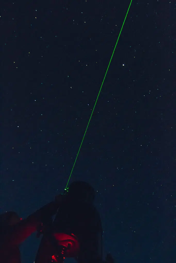 láser y telescopio
